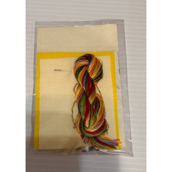 NEW Vermillion Stitchery 2 Gift Tags Cross Stitch Kit Wreath GTCW402 - Picture 2 of 2